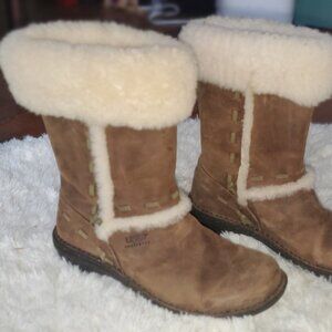 Leather UGG boots with sheep's wool cuff and sturdy soles